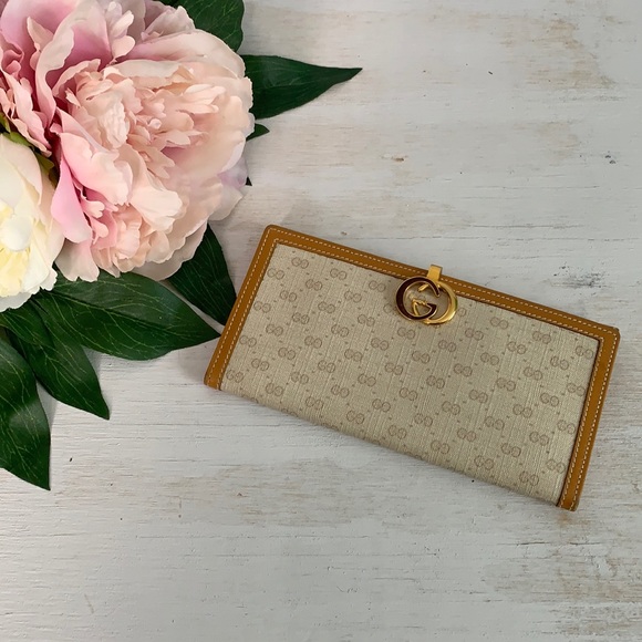 Gucci Handbags - Gucci Vintage Continental Clutch Wallet Cream